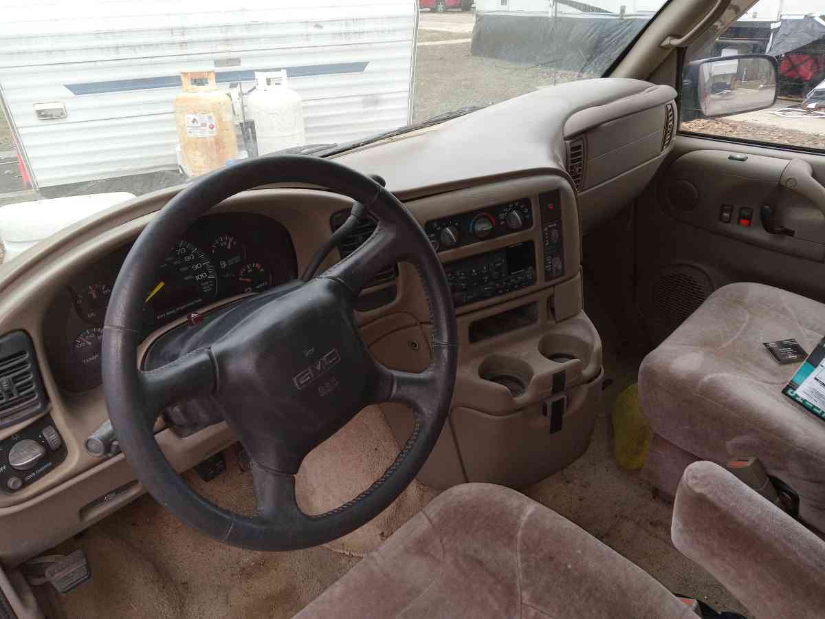 1998 GMC Safari regency package Excellent condition