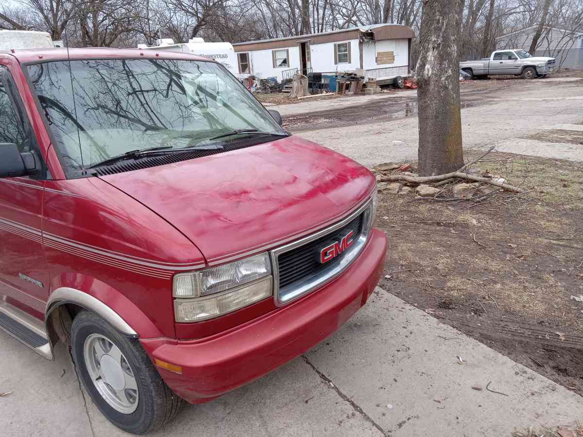 1998 GMC Safari regency package Excellent condition