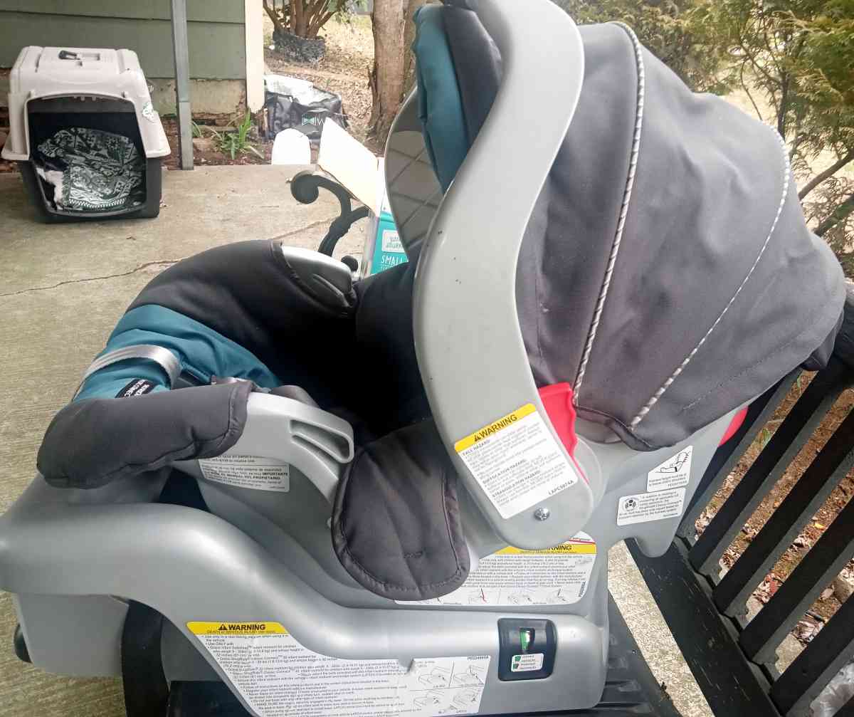 GRACO CAR SEAT AND BASE