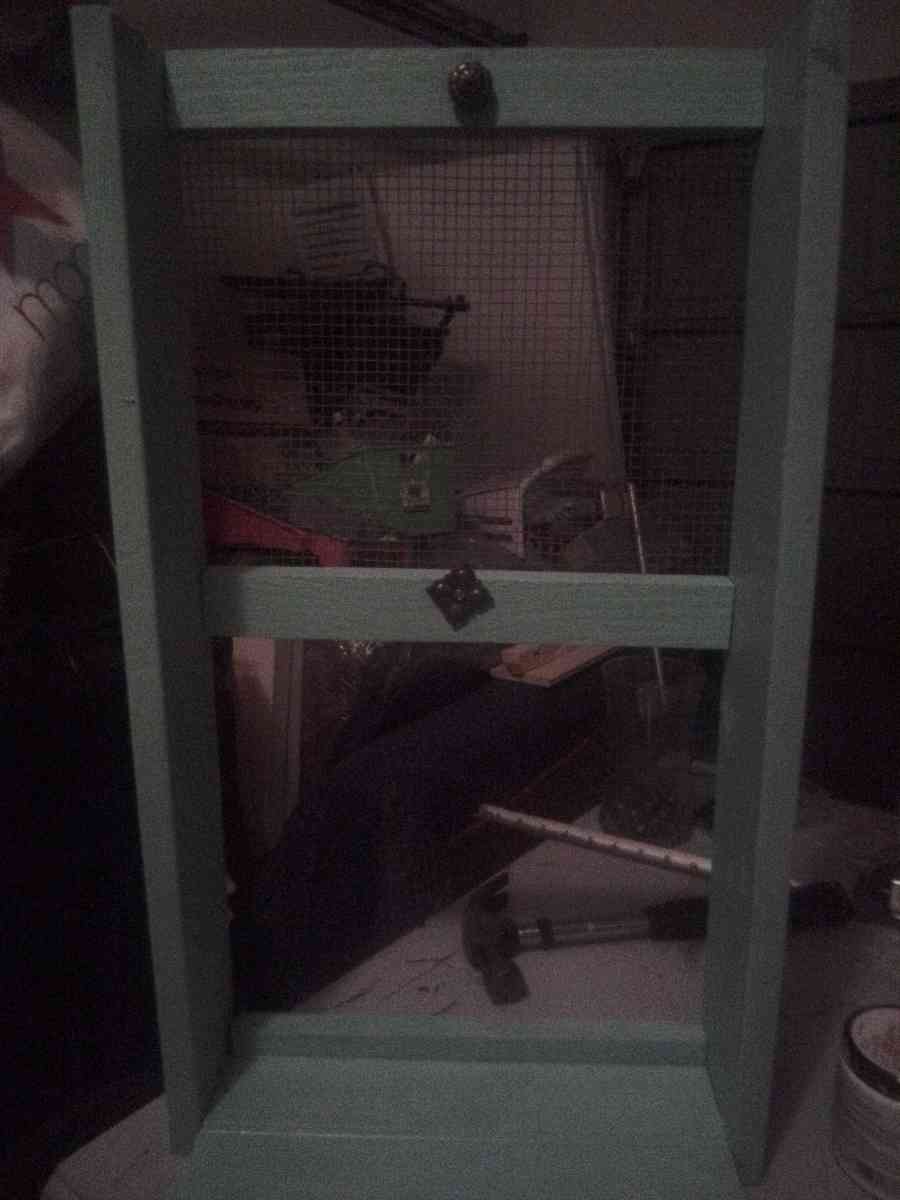 handmade chicken wire jewelry display