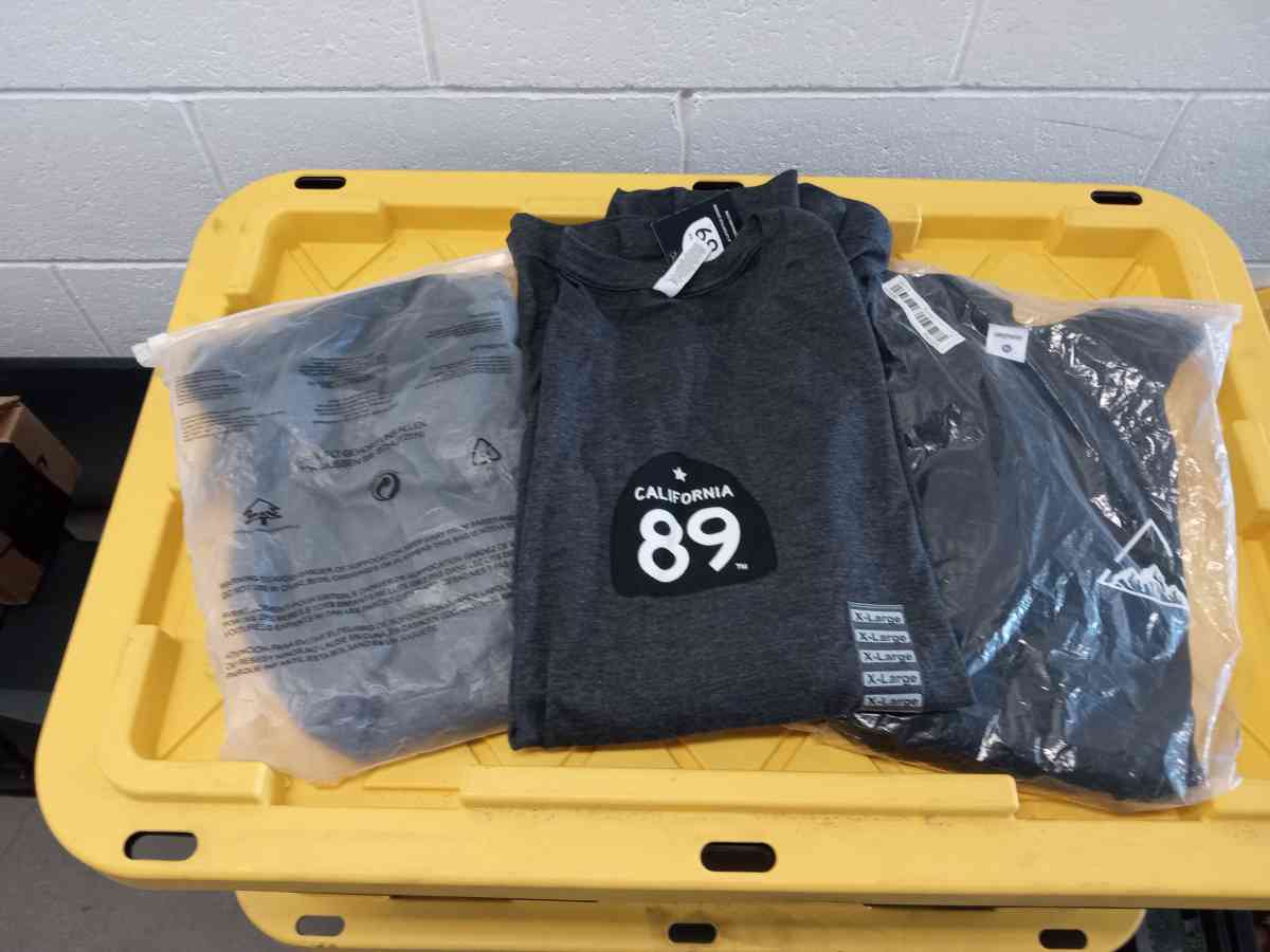 the 3 sweatshirt large new