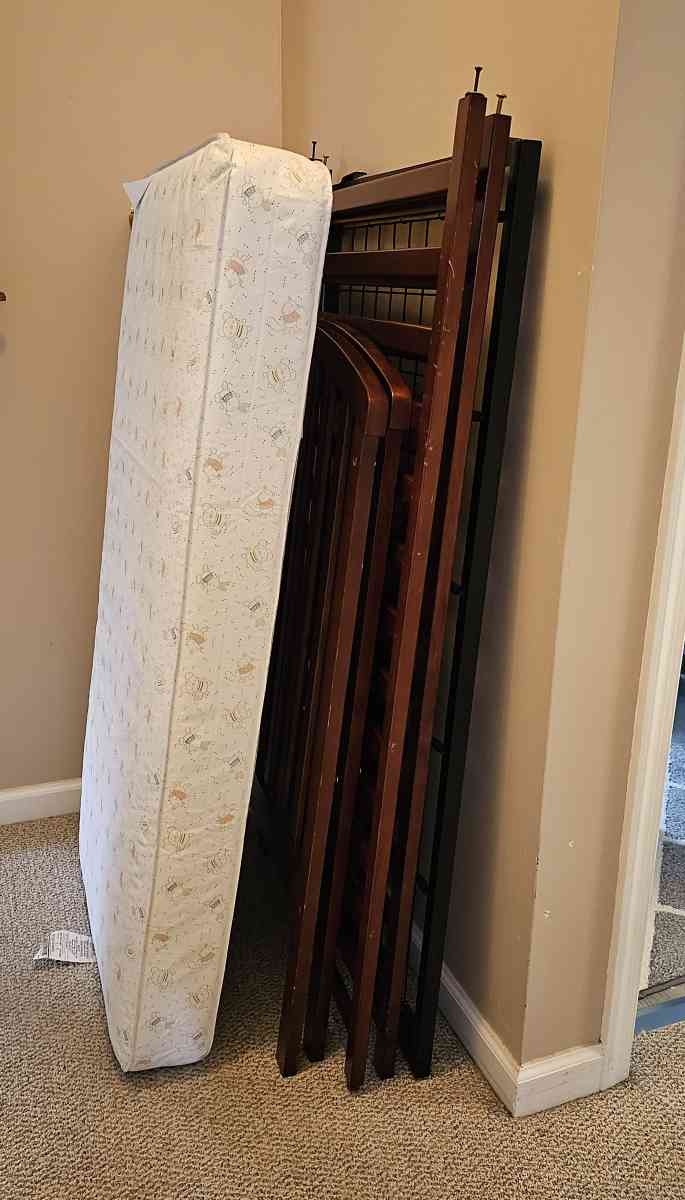 Wooden Crib with Mattress Crib is NOT Convertable