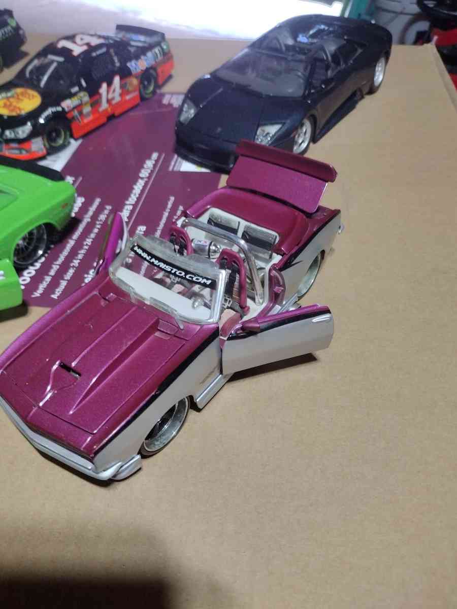 Lot of 7  1 24 scale diecast cars Lionel and maisto