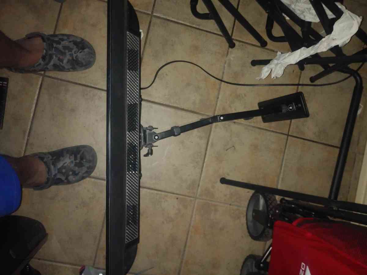 40inch tv with adjustable mount on the tv