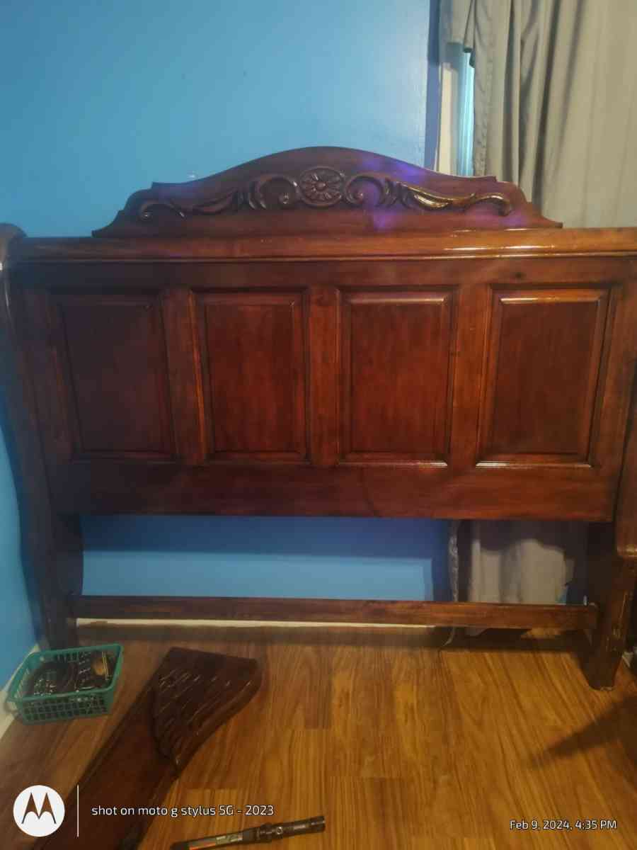 Beautiful vintage queen size swan style bed frame in great c