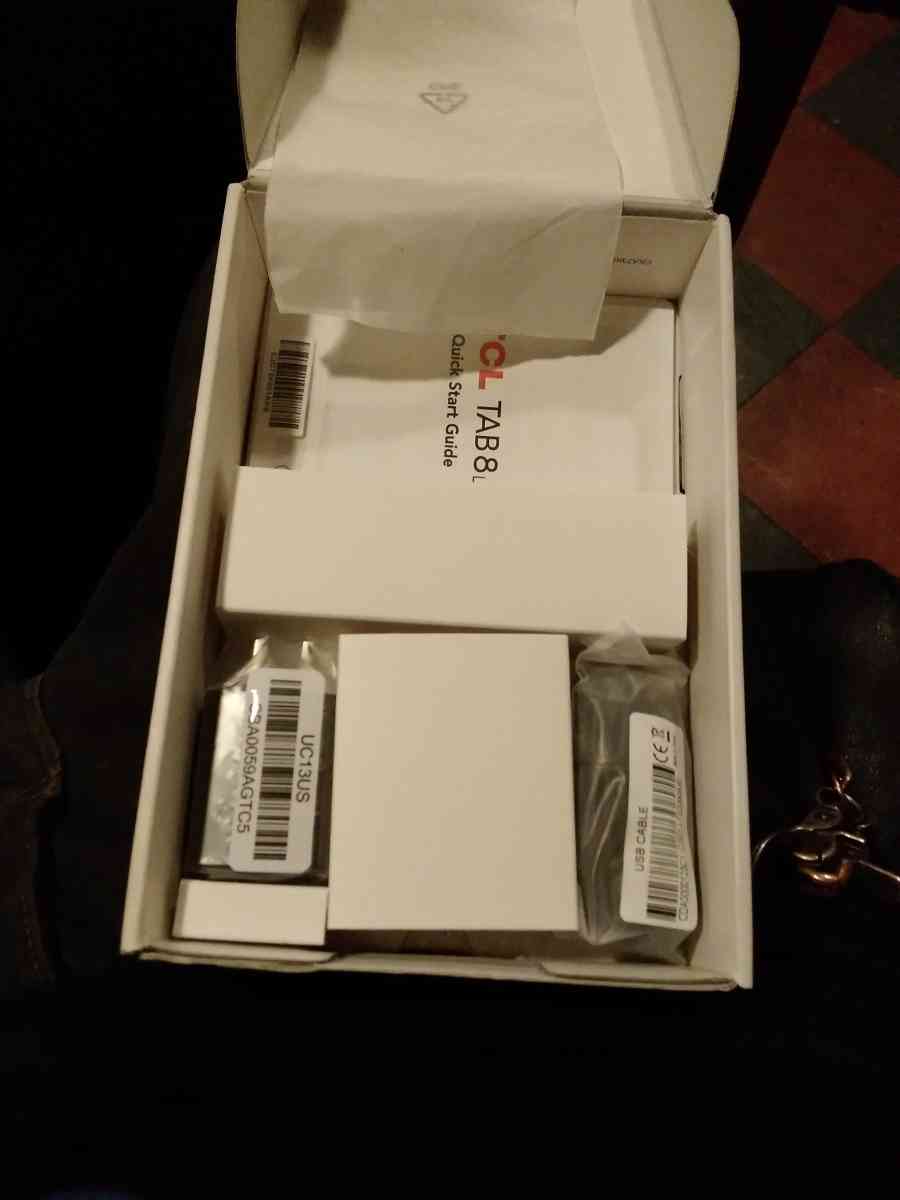 tablet 32 gig it does have a crack in the screen