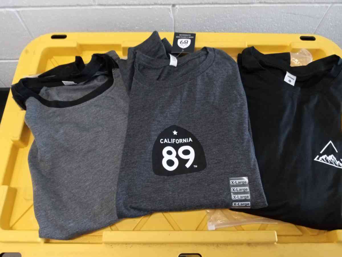 the 3 sweatshirt large new