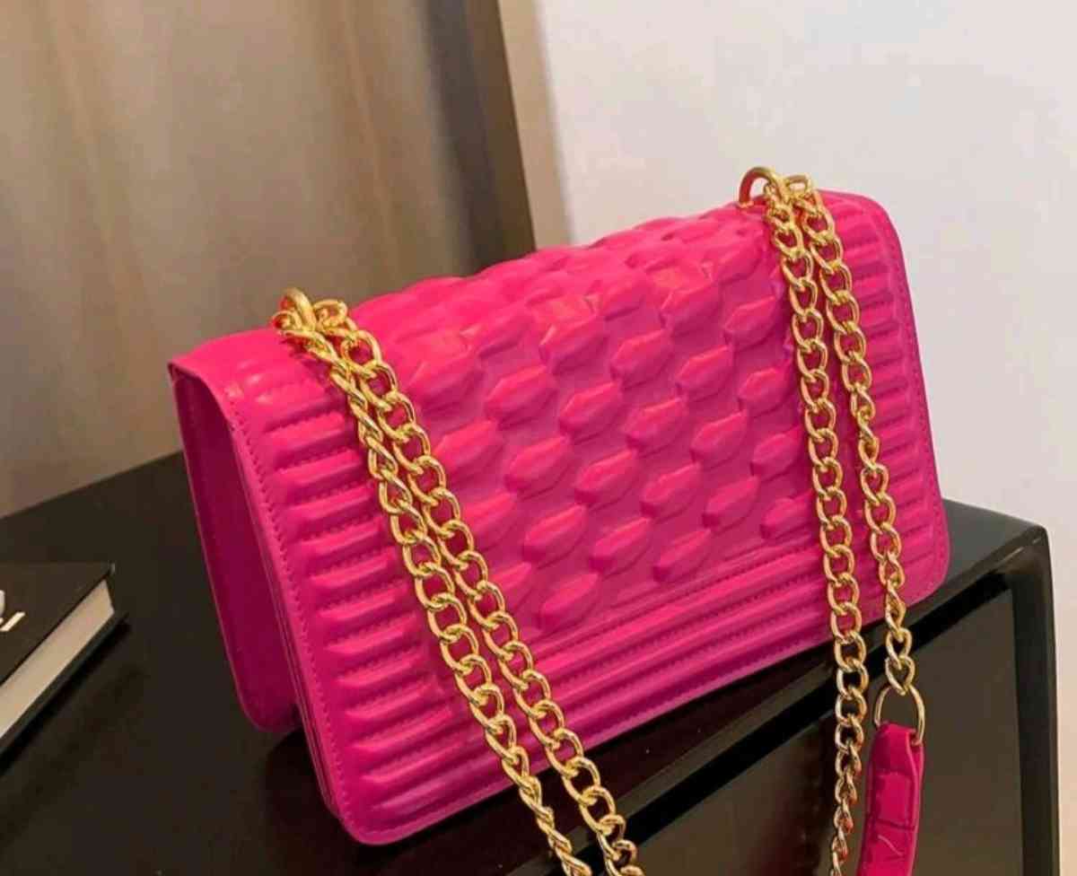 LightweightBusiness Casual Embossed Detail Square Bag Chain