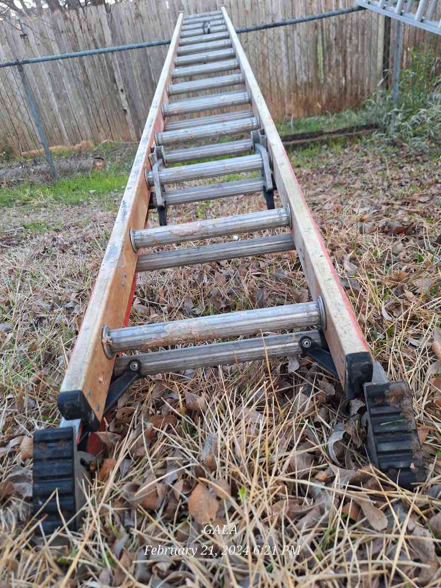 Werners multipurpose 28 ft Fiberglass Extension Ladder