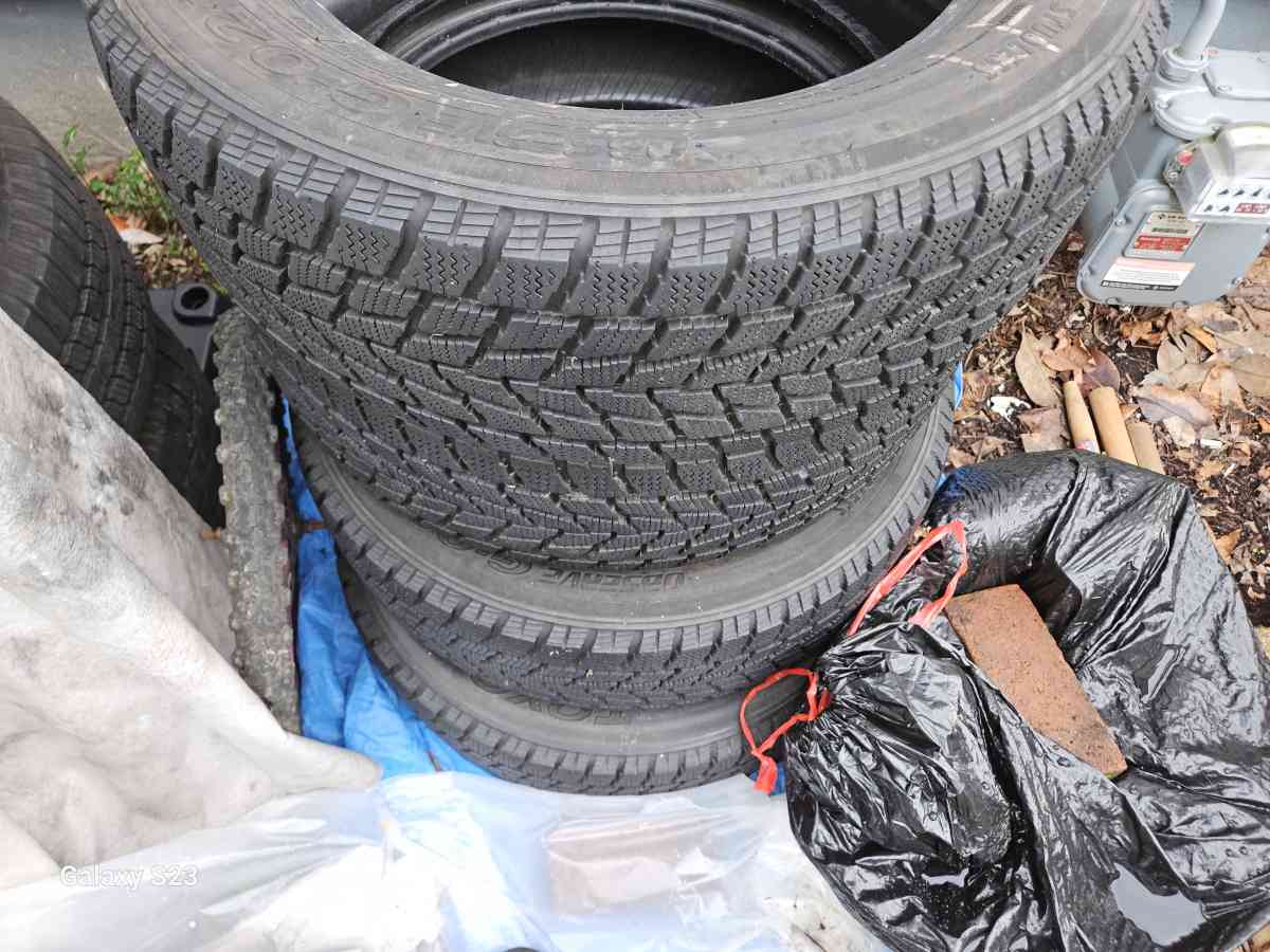 Set of TOYO G02 18in Tires