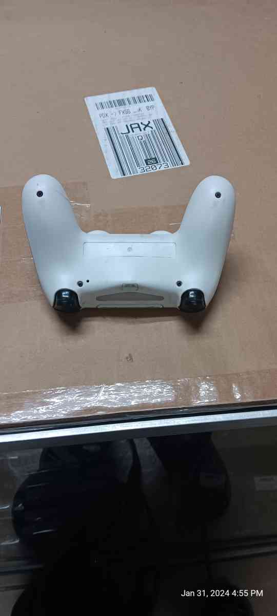 BRAND NEW PS4 CONTROLLER LIGHTLY     HARDLY  USED WHITE