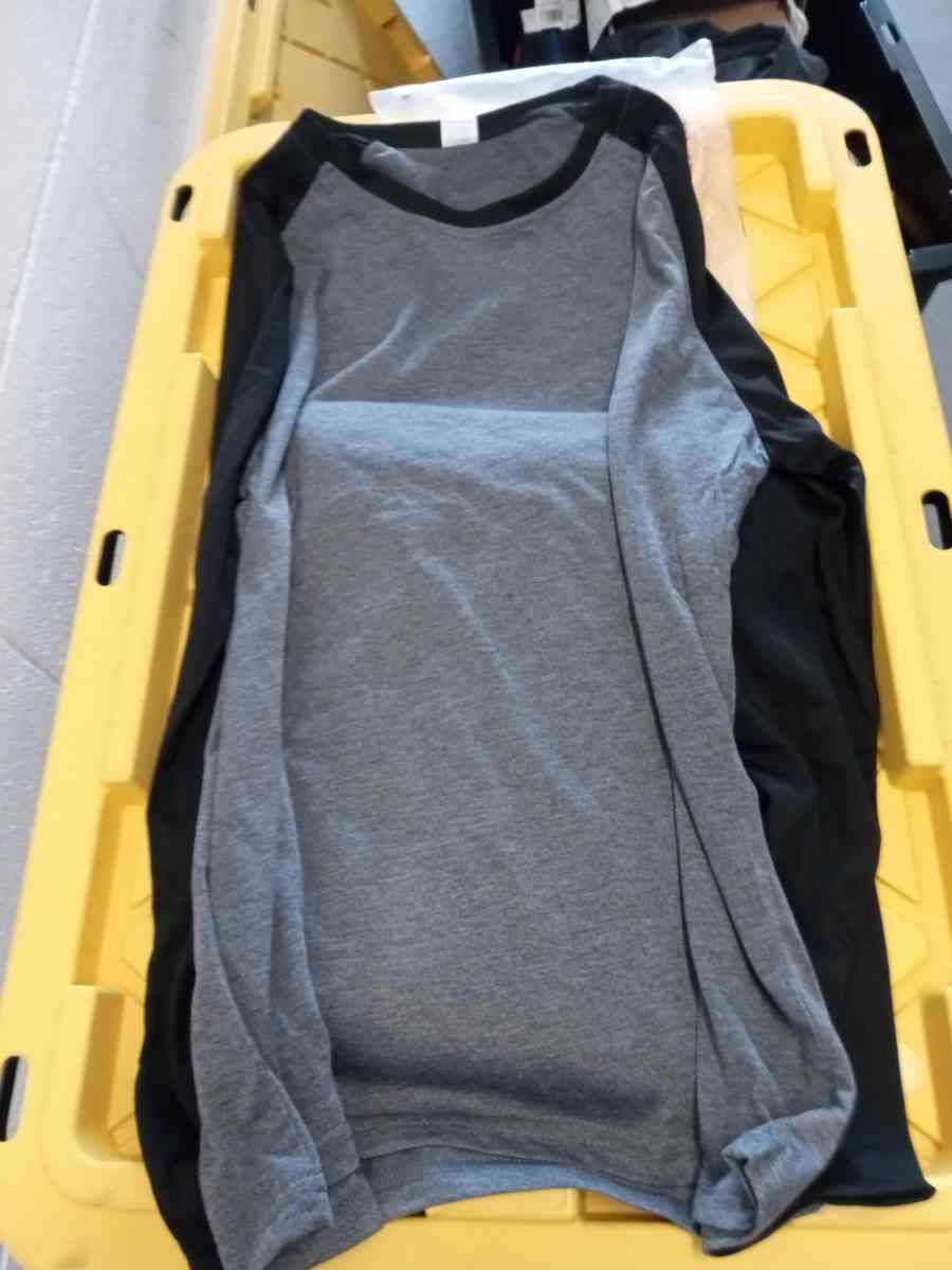 the 3 sweatshirt large new