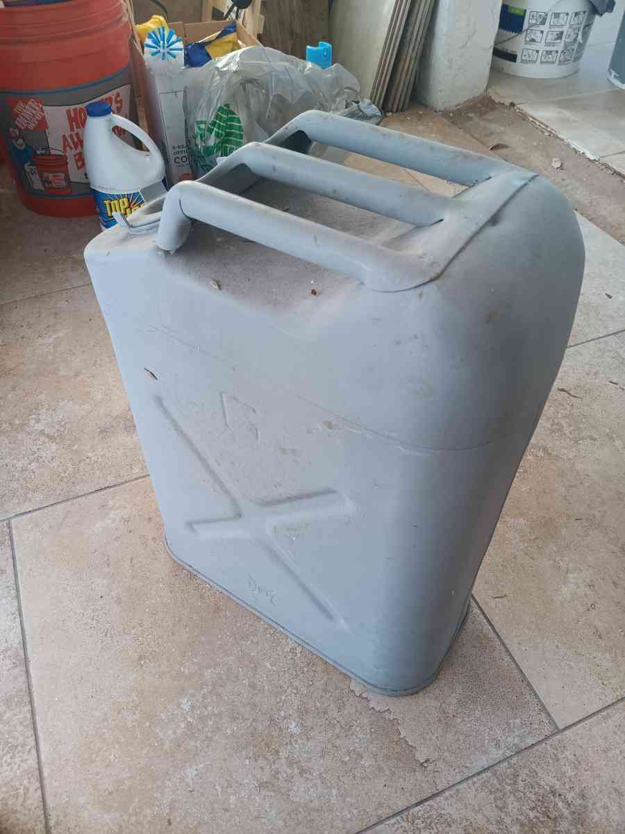 blitz g 5 gal metal gas can