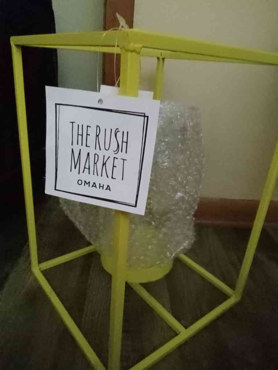 pictures dresser vase tables