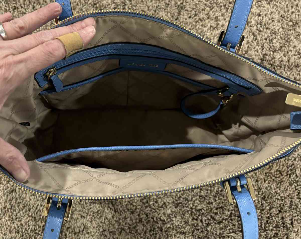 LIKE NEW MICHAEL KORS HANDBAG