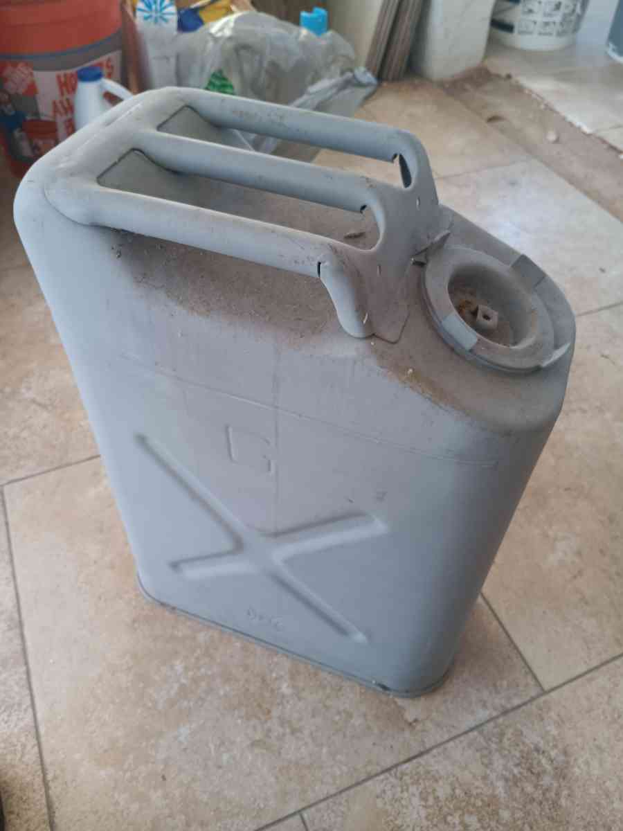 blitz g 5 gal metal gas can
