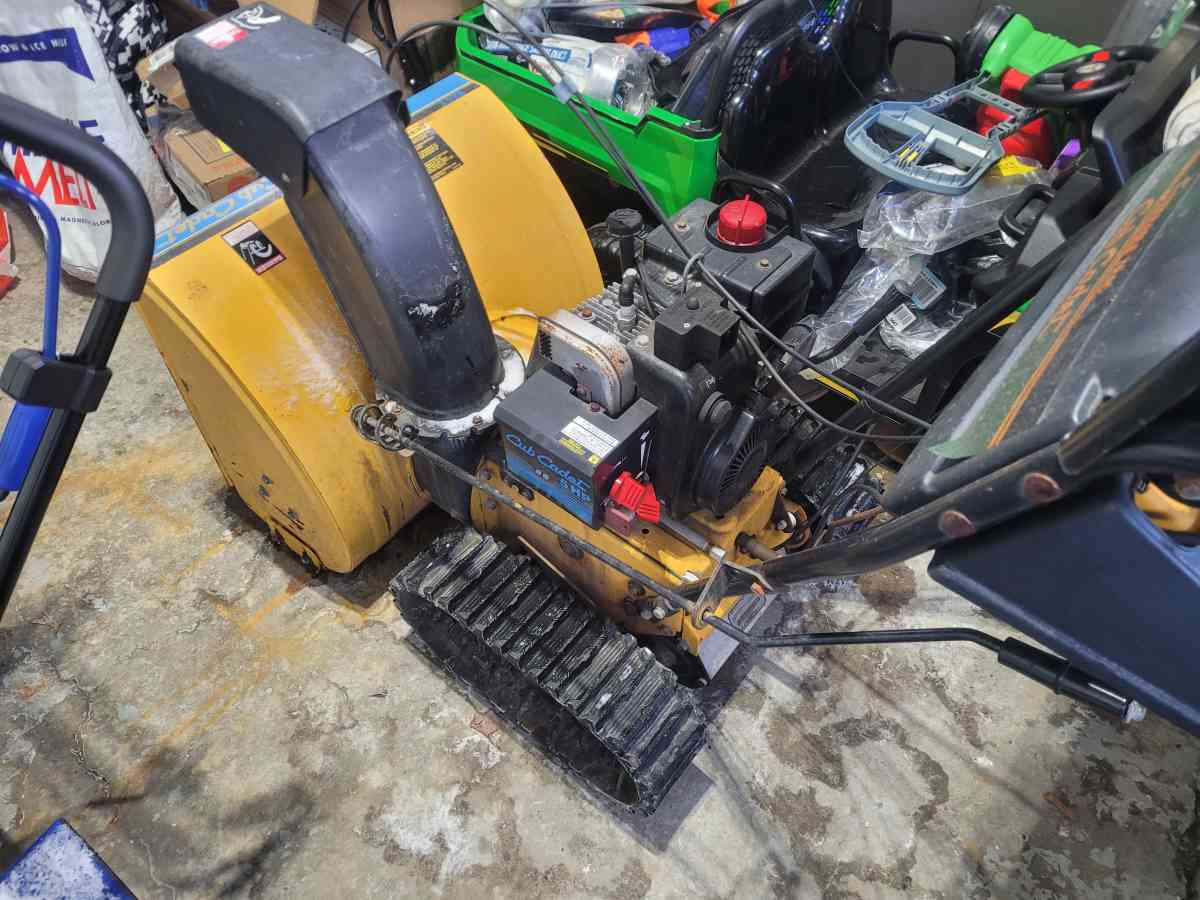 Cub Cadet snowblower on tracs