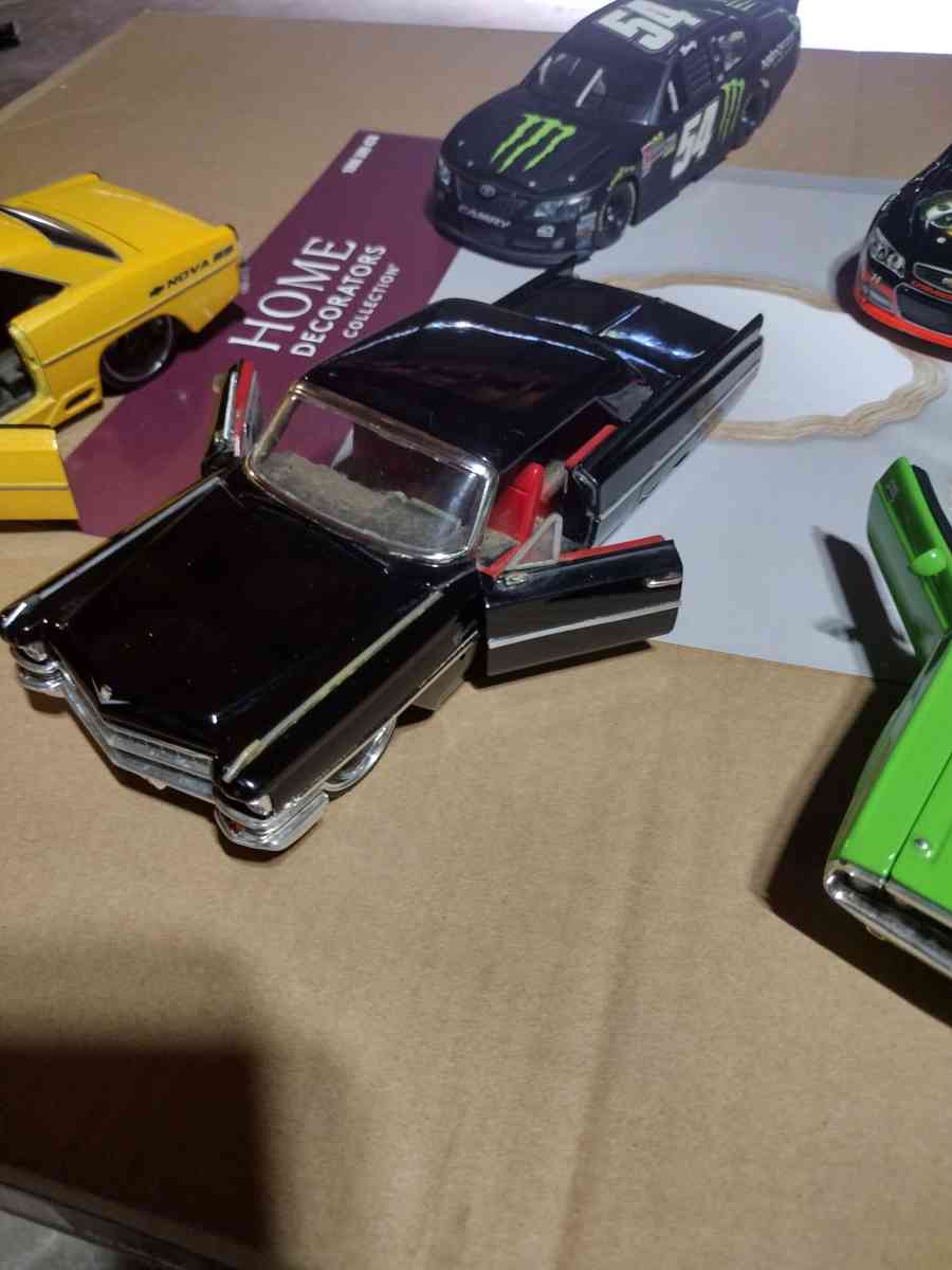 Lot of 7  1 24 scale diecast cars Lionel and maisto