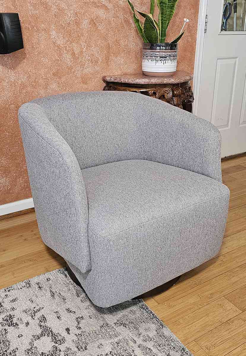 MINCETA Swivel Chair Local Pick up Only