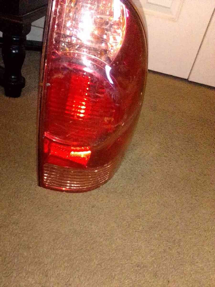 2003 Toyota 4Runner Right rear tail light