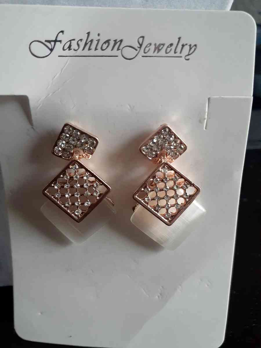 Beautiful necklace and earrings set rose gold