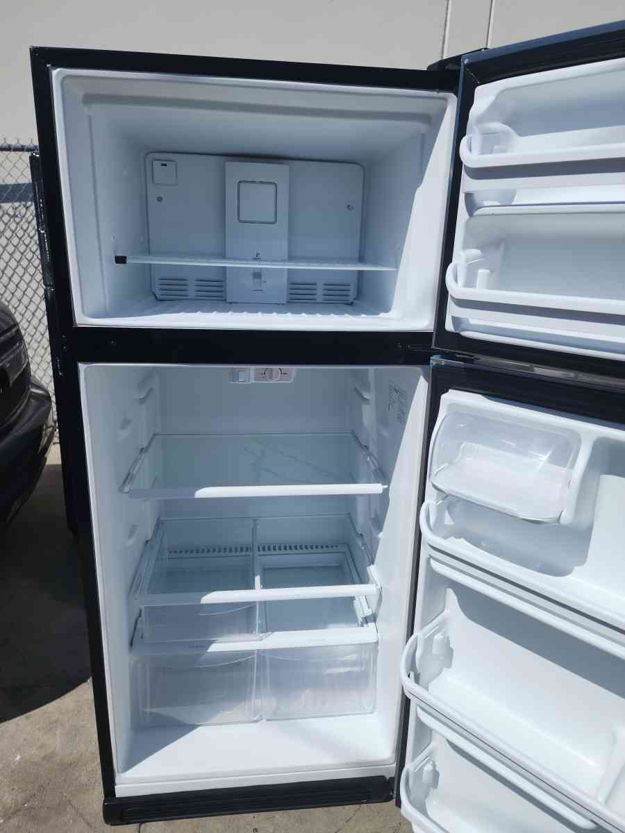 FRIGIDAIRE STAINLESS STEEL FRIDGE