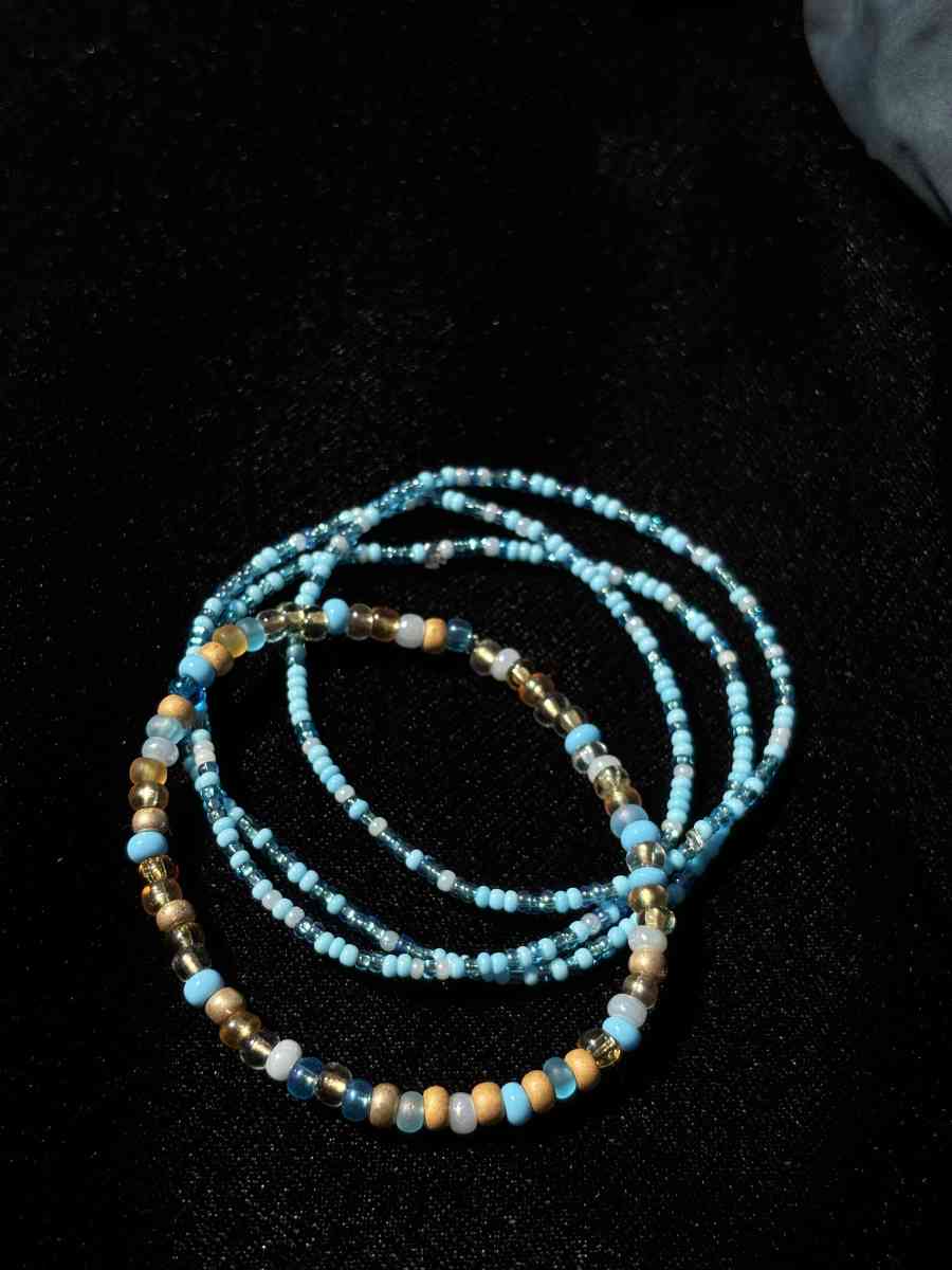 Set of 4 elastic blue and gold beaded bracelets