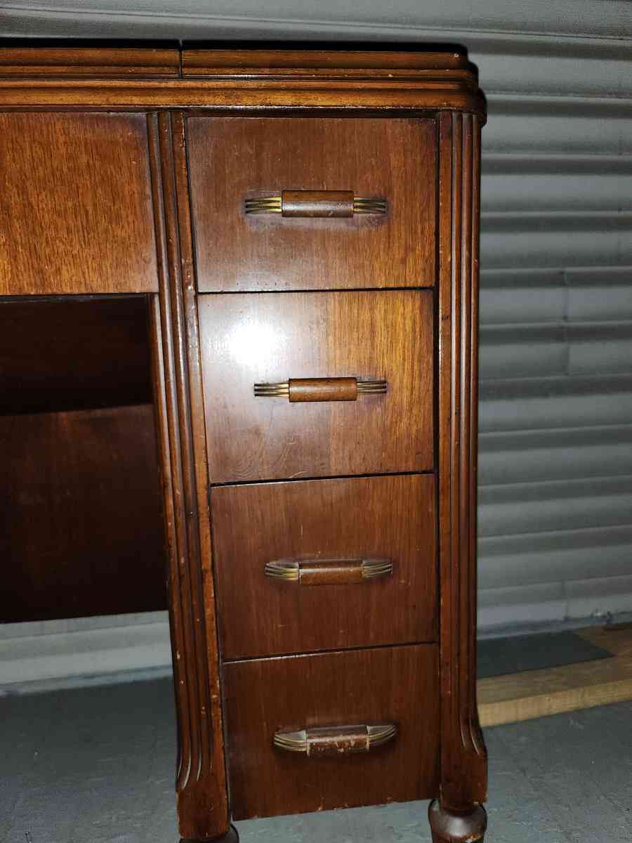 Vintage Sewing Desk With Sewing Machine
