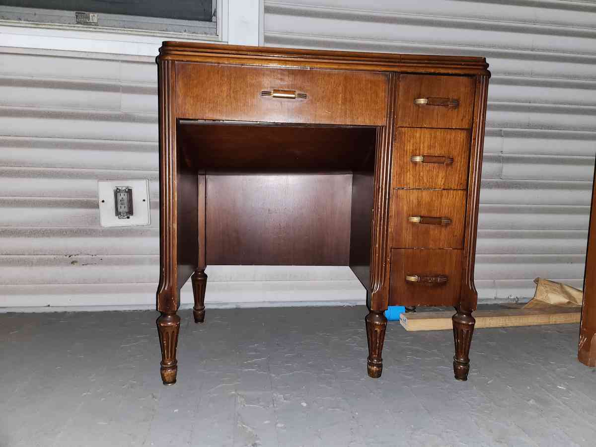 Vintage Sewing Desk With Sewing Machine