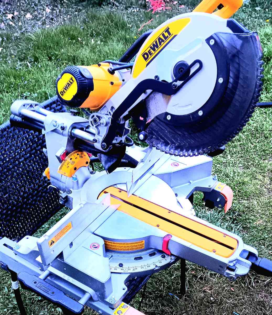 dewalt Double Bevel sliding compound miter saw