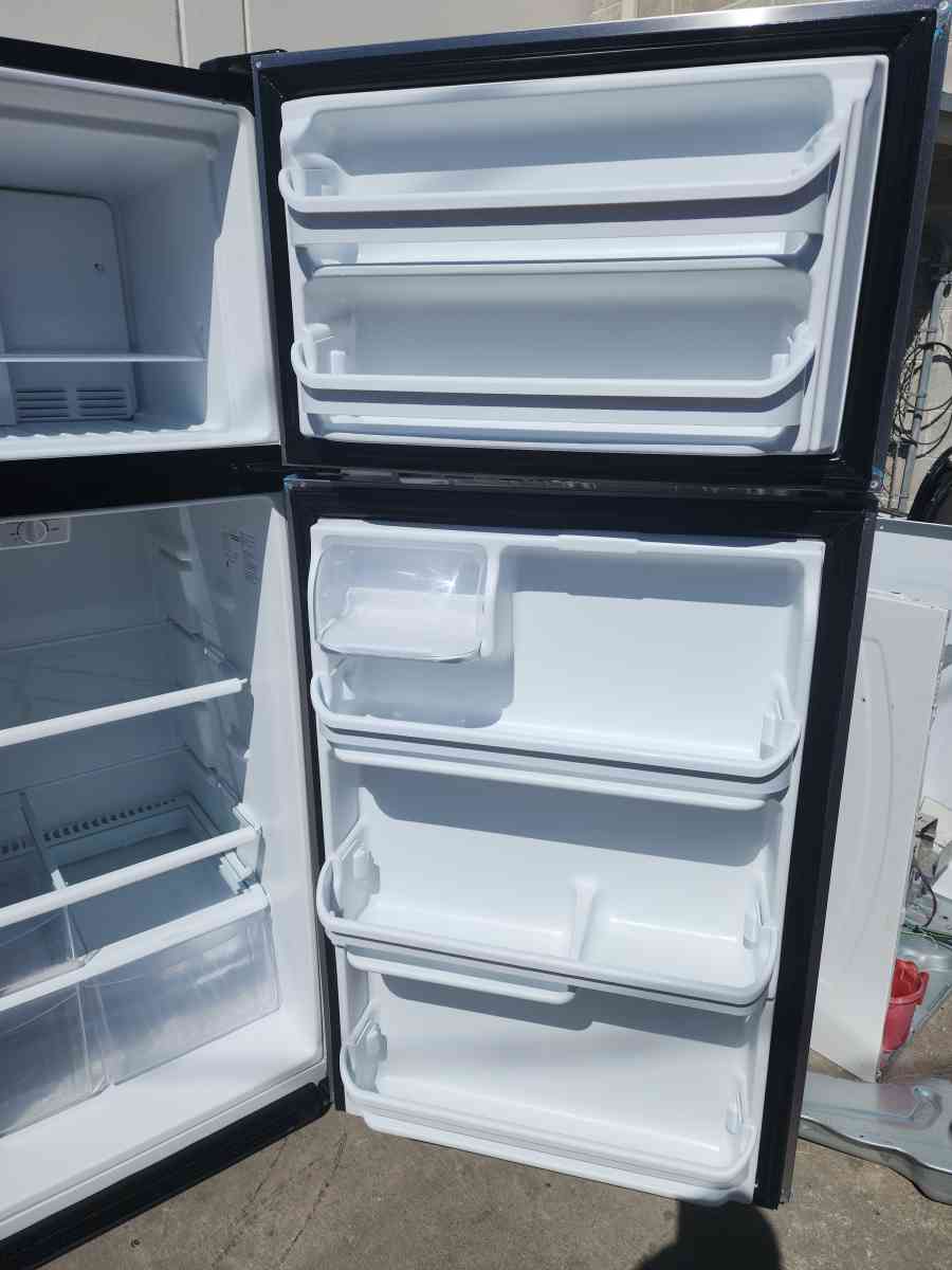 FRIGIDAIRE STAINLESS STEEL FRIDGE