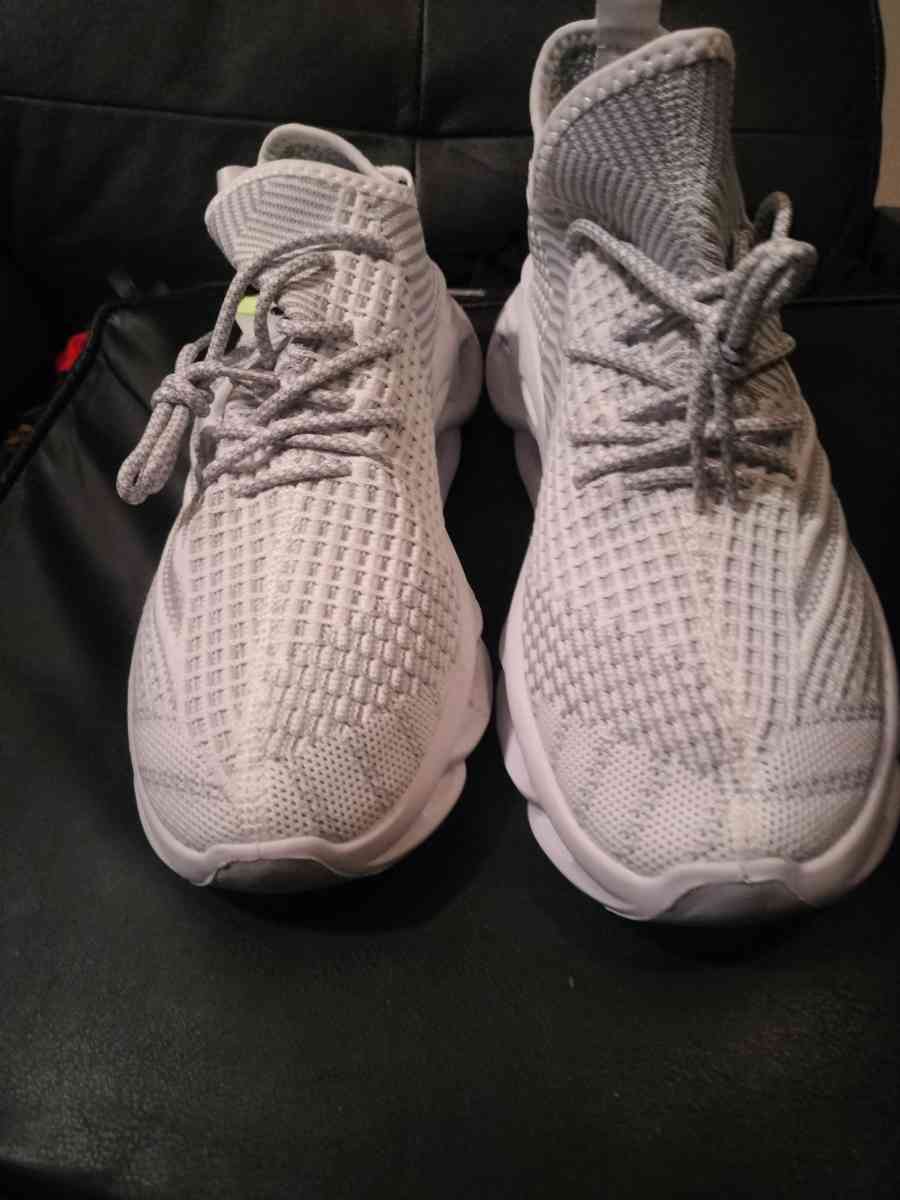 Ivory LT Damp Sneakers Size 9 Mens  Jogging Arcade Park