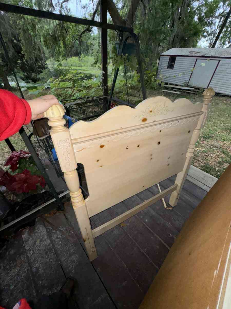 antique looking twin bedroom set
