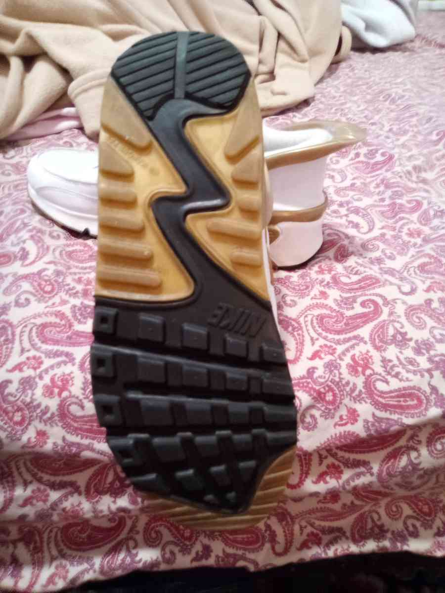 7 Y GoldWhite Nike Flyease