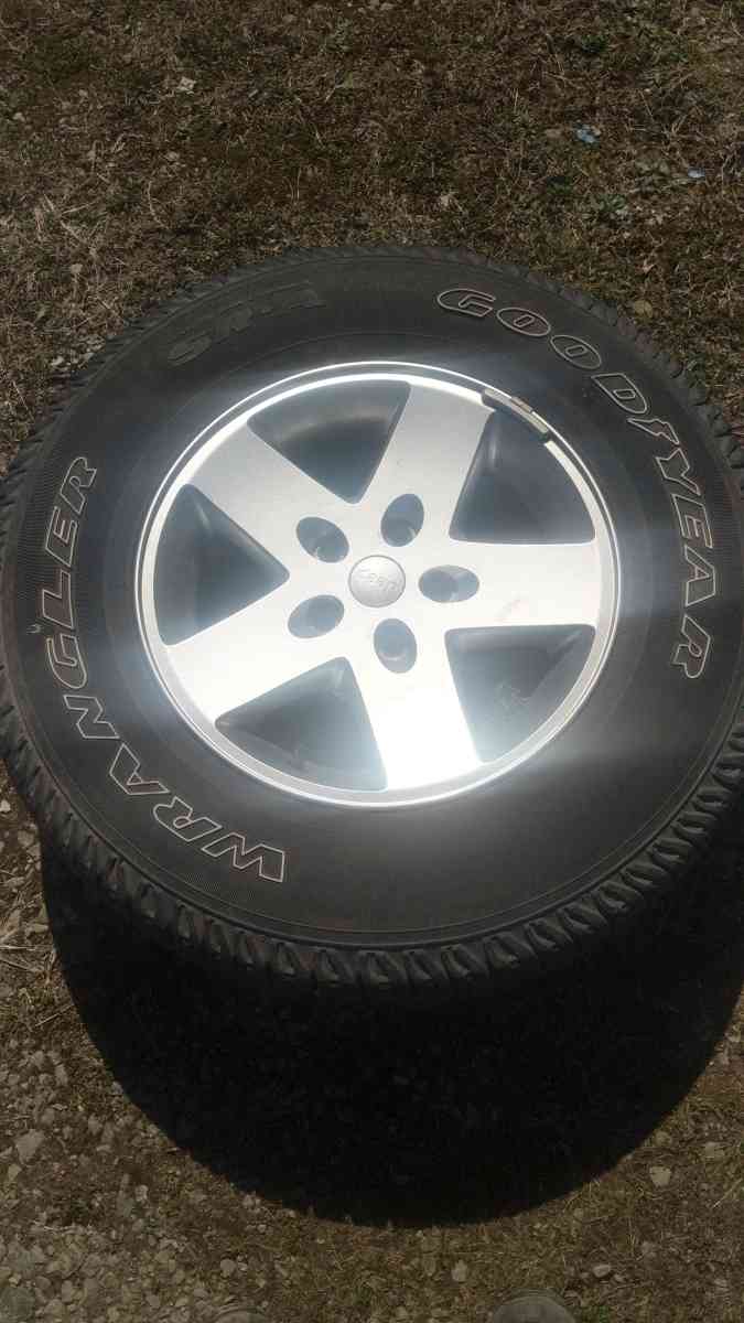 10 Jeep wheels for Wrangler some got new tread some dont but