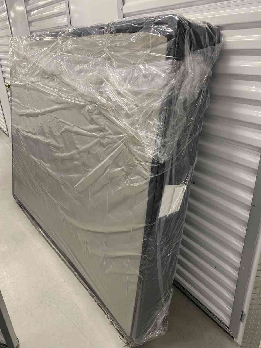 SEALY POSTUREPEDIC PLUS MATTRESS AND BOX SPRING QUEEN SIZE F