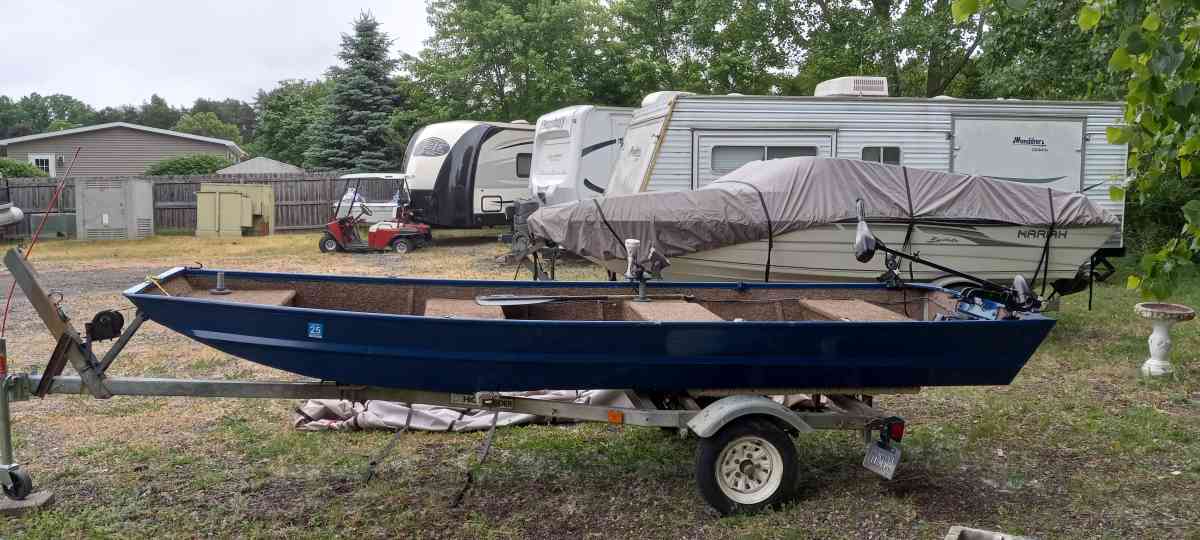 15 ft manarch boat Highlander Trailer Newport trolling moter