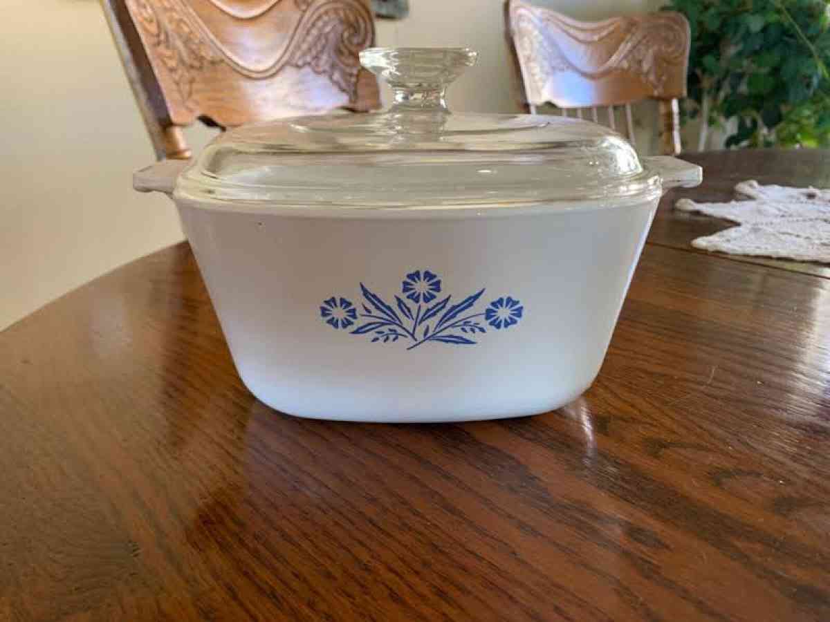 vintage Pyrex casserole dish and bowls