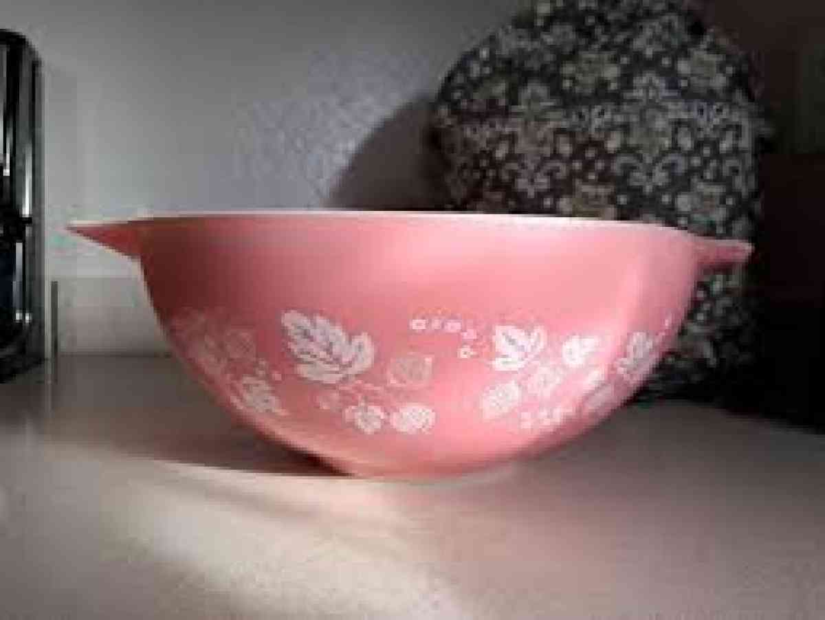 Pink Pyrex vintage bowls and casserole dishes set