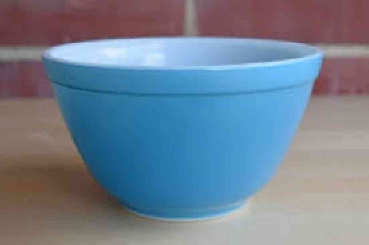 vintage Pyrex casserole dish and bowls