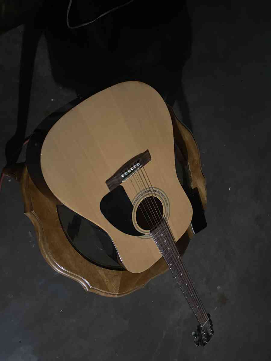 guitarra muy bonita y buena