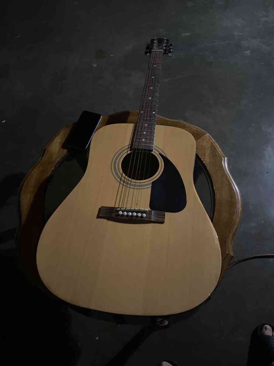 guitarra muy bonita y buena