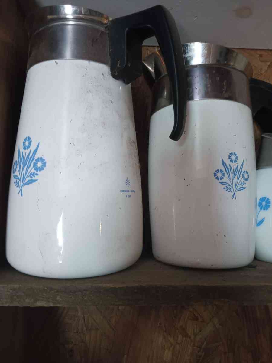 vintage Pyrex casserole dish and bowls