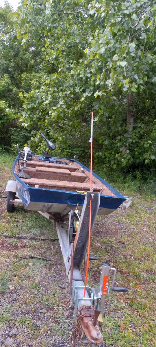 15 ft manarch boat Highlander Trailer Newport trolling moter
