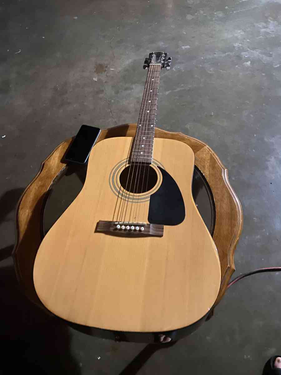 guitarra muy bonita y buena