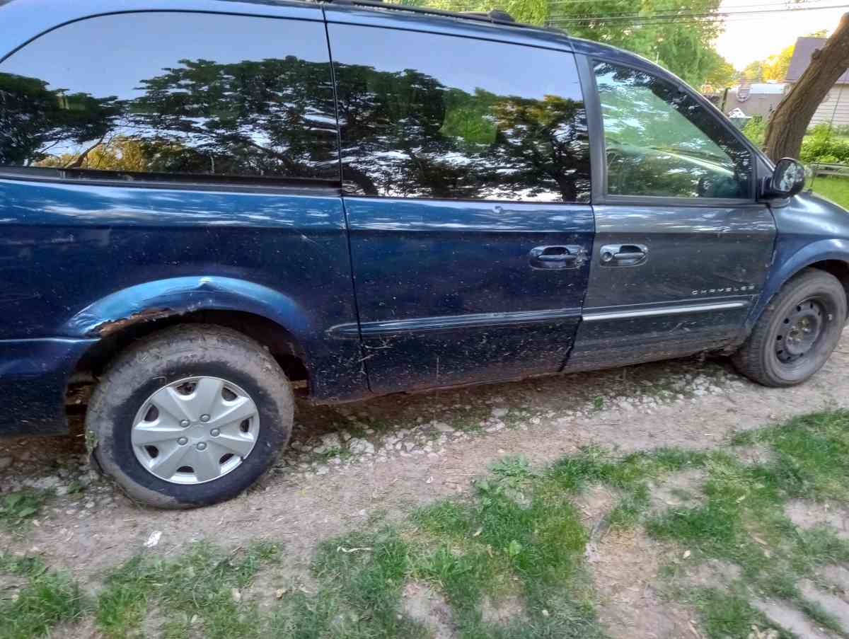 01 town n country minivan