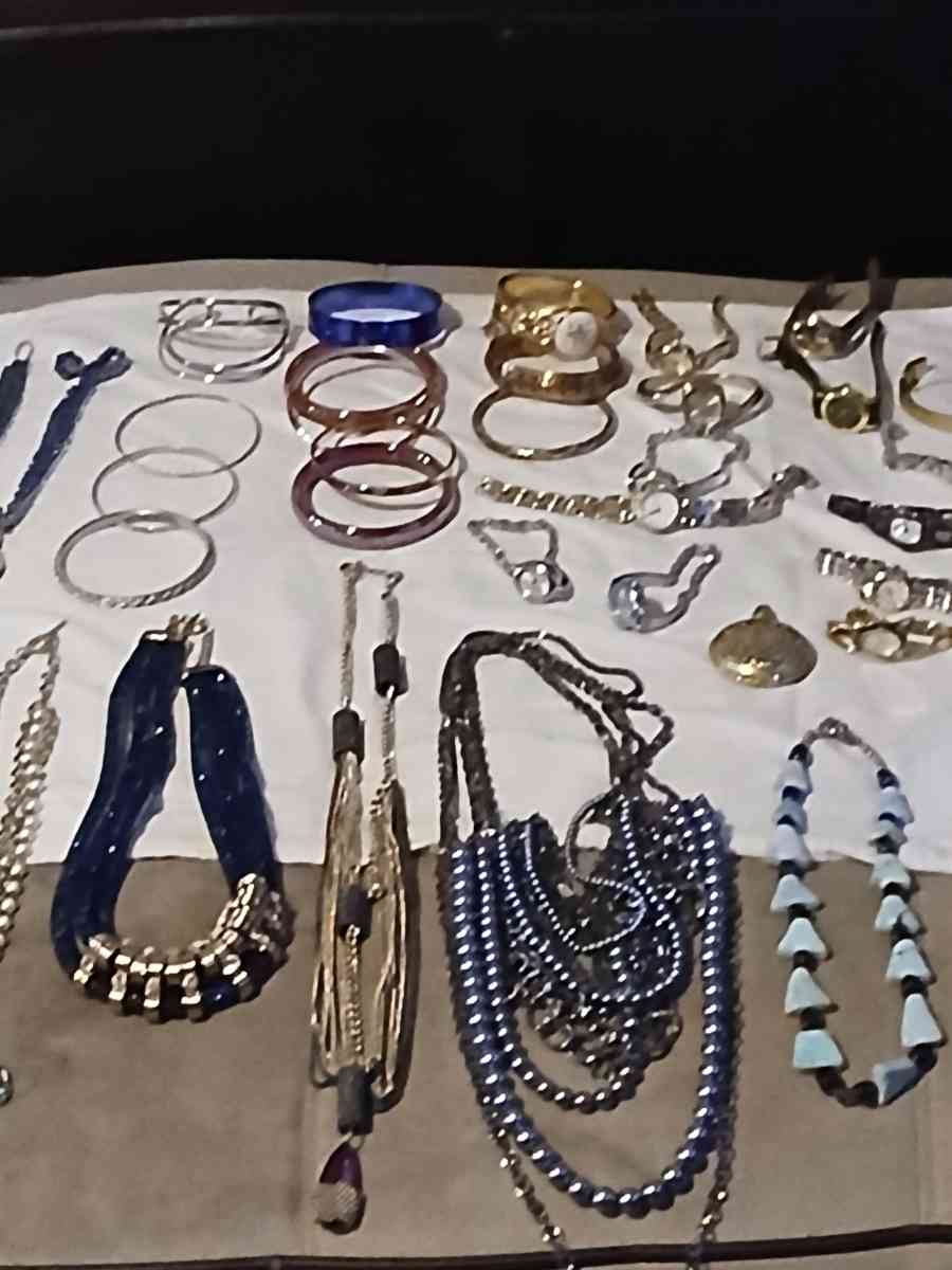 vendo estas cadenitas  relojes y  pulseras