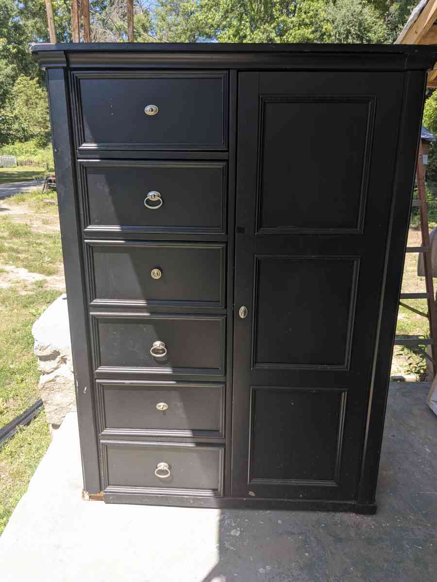 black Dresser with slide out ball bairen drawers
