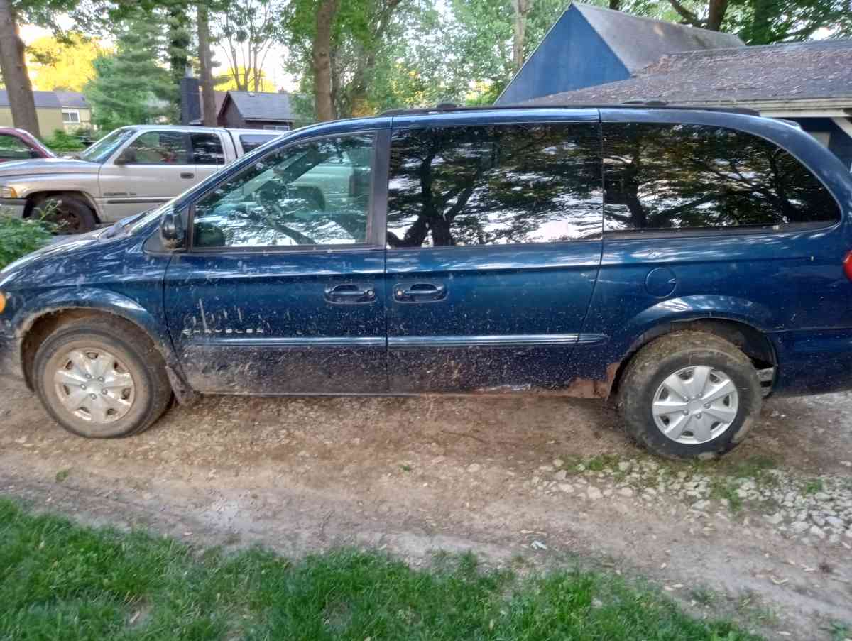 01 town n country minivan