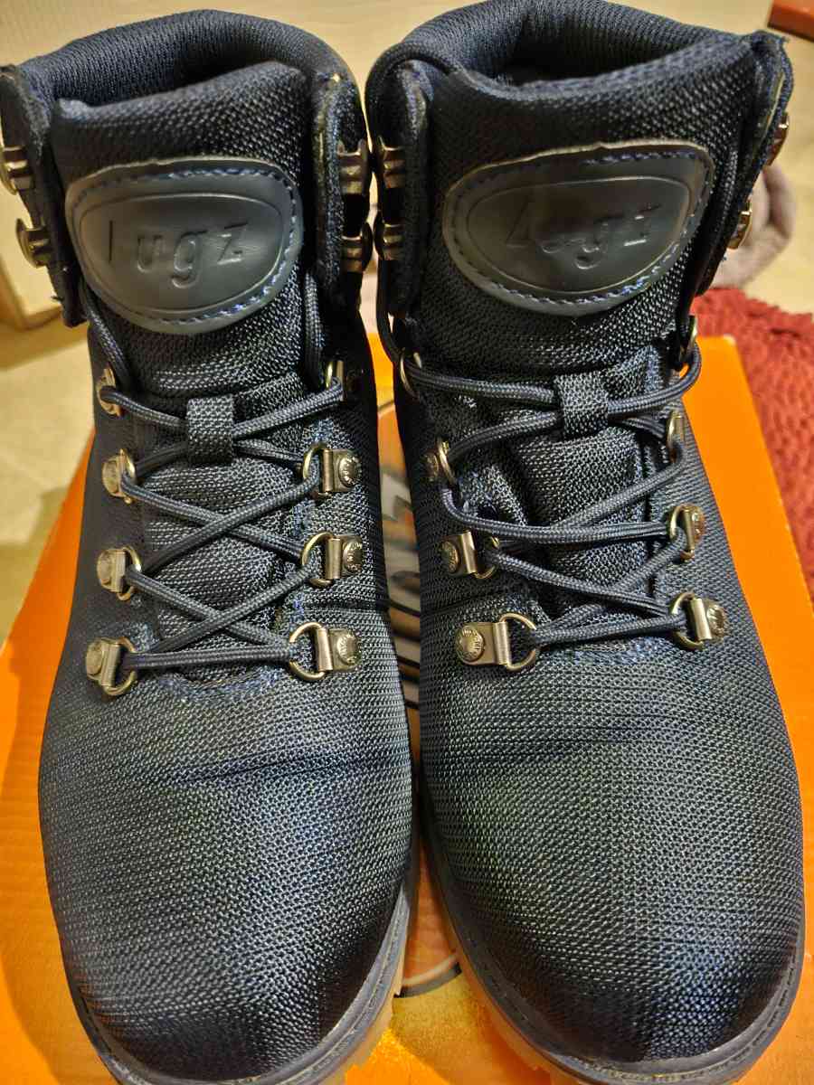 NWOT Lugz womens navy blue boots